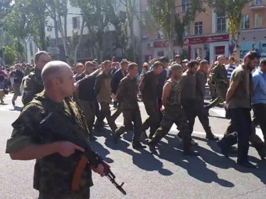 Москва приказала боевикам провести провести постановочный «марш военнопленных» (фото)