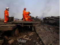 Пожарные работают на месте взрыва в Тяньцзине