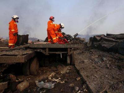 Пожарные работают на месте взрыва в Тяньцзине