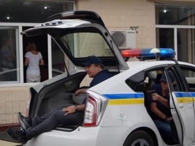 В Одессе новые полицейские «упаковали» Саакашвили в багажник авто