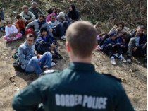 Болгарский пограничник разглядывает нелегалов