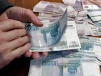 Руки считают рубли