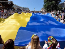 В Одессе на Потемкинской лестнице развернули 24-метровый флаг Украины