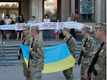 Жители Донбасса вспоминали тех, кто пострадал за флаг Украины