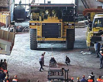 Атлет с полтавщины юрий малько сдвинул с места и перетянул один из самых больших в мире грузовиков весом 105 тонн!
