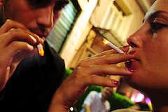 С 19 июля в турции запрещено курить в кафе, барах и ресторанах