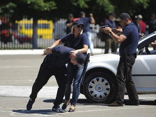 В Киеве патрульный, применив табельное оружие, утихомирил агрессивных мужчин 