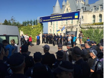 В Одессе активисты взяли штурмом Дом приемов вуза, подконтрольного Кивалову