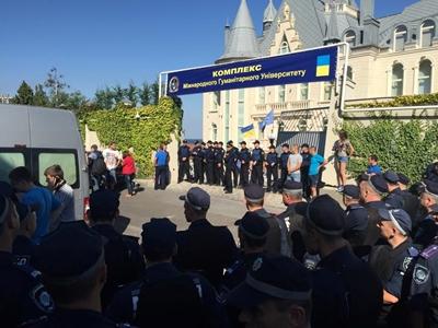 В Одессе активисты взяли штурмом Дом приемов вуза, подконтрольного Кивалову