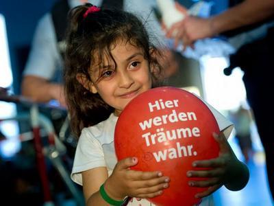 Девочка из семьи беженцев на вокзале в Мюнхене