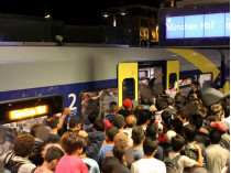После ночных стычек с нелегалами полицейские сняли оцепление на вокзале в Будапеште 
