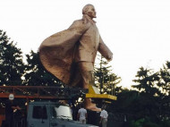В Ильичевске демонтировали памятник Ленину (фото)