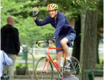 Джон Керри на велосипеде