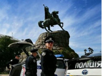 В Киеве патрульные полицейские поймали милиционеров (!), подбросивших подросткам наркотики