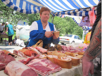 На киевских рынках подорожали яйца и сало, а помидоры подешевели