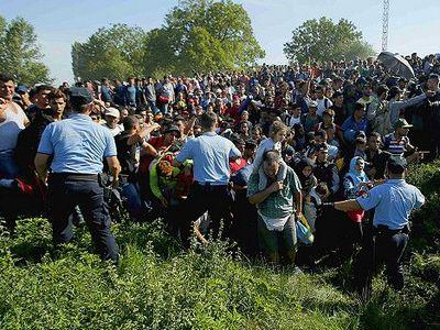 Хорватские полицейские пытаются остановить беженцев