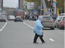 бабка переходит улицу