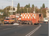 В Одессе мусоровоз раздавил автовышку: есть жертвы (фото)