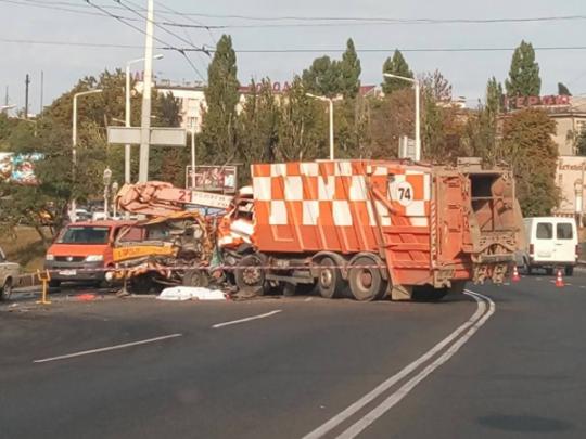 В Одессе мусоровоз раздавил автовышку: есть жертвы (фото)