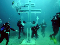 Любимые байкеры Путина опустили на дно Черного моря близ Севастополя православный крест 