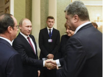 Порошенко и Путин оменялись рукопожатием в Париже (видео)