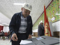 Избиратель опускает бюллетень в электронную урну