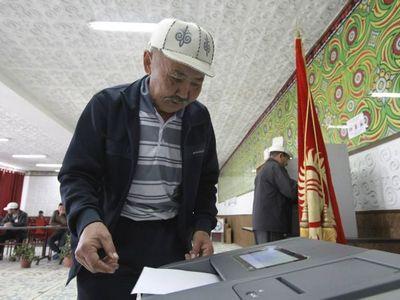 Избиратель опускает бюллетень в электронную урну