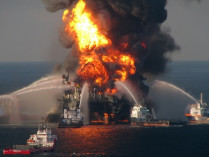 Тушение пожара на взорвавшейся нефтедобывающей платформе
