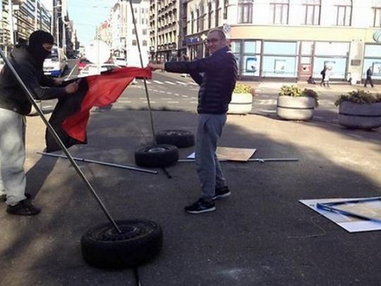В Риге представители «русского мира» разгромили выставку о Майдане (видео)