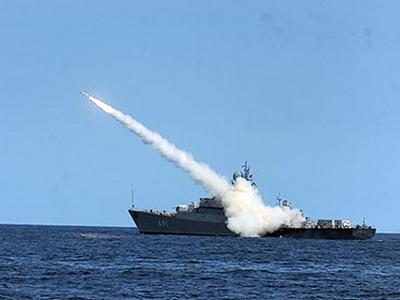 Российский корабль наносит ракетный удар