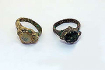 «серебряный и бронзовый перстни, которые археологи нашли возле харькова, пролежали в земле около 1200 лет»