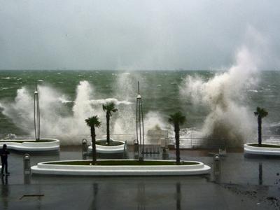 В Одессе сильный шторм уничтожил дорогостоящую яхту (фото)