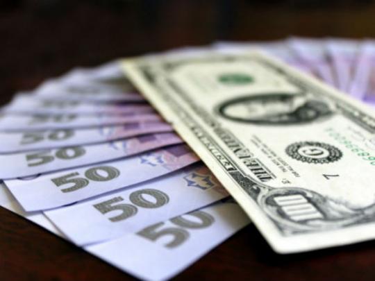 Гривня на межбанке упала ниже 23,05 за доллар