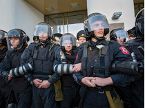 Полиция охраняет здание парламента