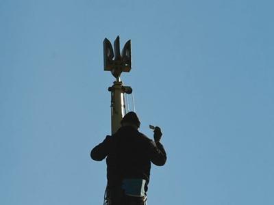 На шпиле Рады установили украинский тризуб (фото)