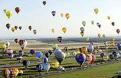 Во франции спортсмены установили мировой рекорд, одновременно подняв в небо 326 воздушных шаров
