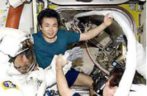 Японский астронавт испытал огнеупорное нижнее белье и полетал&#133; На ковре-самолете