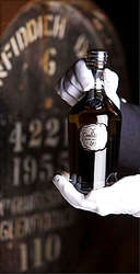 Шотландский виски 50-летней выдержки в бутылке, инкрустированной серебром, будет стоить 16 тысяч 300 долларов