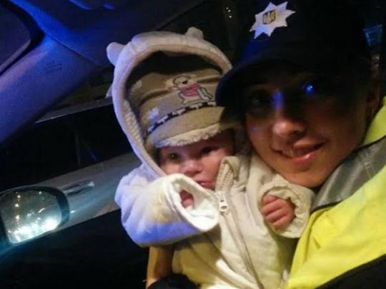 В Киеве полицейские спасли трехлетнего малыша