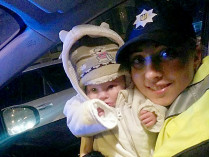 женщина-полицейский спасла ребенка