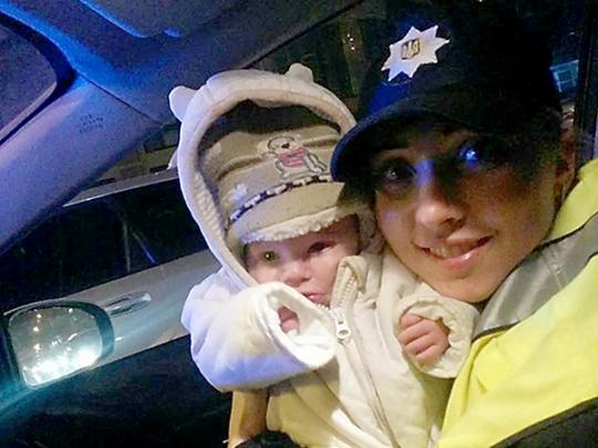женщина-полицейский спасла ребенка