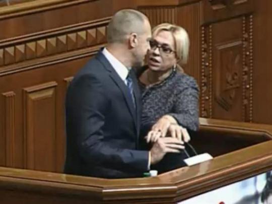 Депутат Тетерук ударил бутылкой по голове свою коллегу Кужель