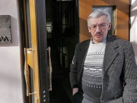 Олег Орлов у входа в офис «Мемориала»