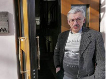 Олег Орлов у входа в офис «Мемориала»