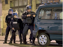Французские полицейские во время операции в Лионе
