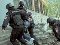 Полицейские в Сараево эвакуируют пострадавших при обстреле