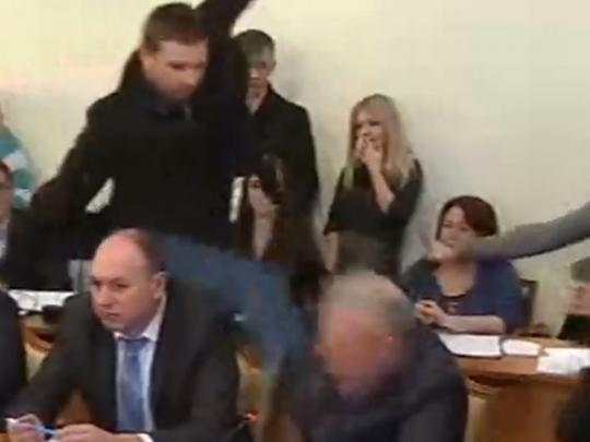 Народный депутат Парасюк ударил ногой в голову генерала СБУ Писного (видео)