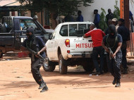 Ответственность за нападение на отель в Мали взяла на себя группировка, связанная с "Аль-Каидой" (видео)