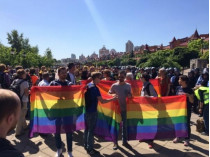 В Киеве радикалы напали на марш ЛГБТ-сообщества