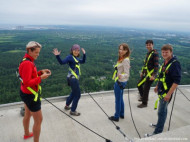 Две туристки из Финляндии упали с высоты около 20 метров, спускаясь по тросу с телебашни в Таллинне